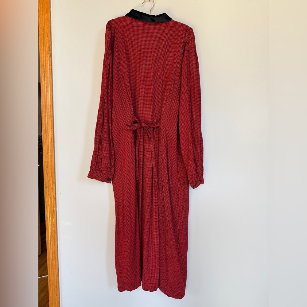 Vintage Red Long Sleeve Midi Dress with Black Collar - Picture 5 of 6